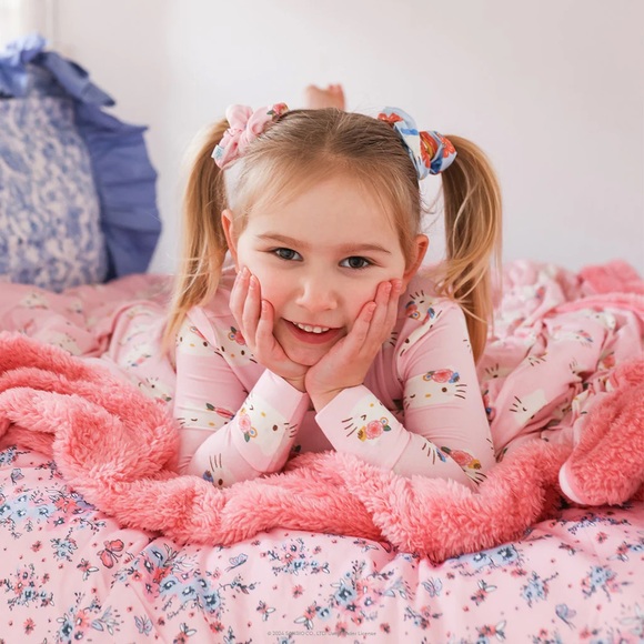 POSH PEANUT X PASTEL PINK SANRIO HELLO KITTY® LUXE PLUSH PATOO® - Picture 6 of 6